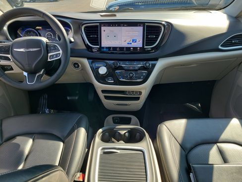 Used 2024 Chrysler Pacifica Touring-L image 9