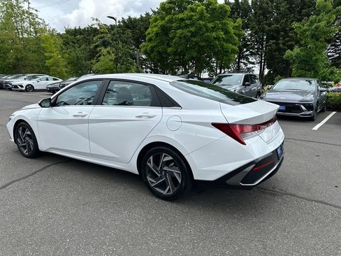 Certified 2025 Hyundai Elantra Limited FWD image 4