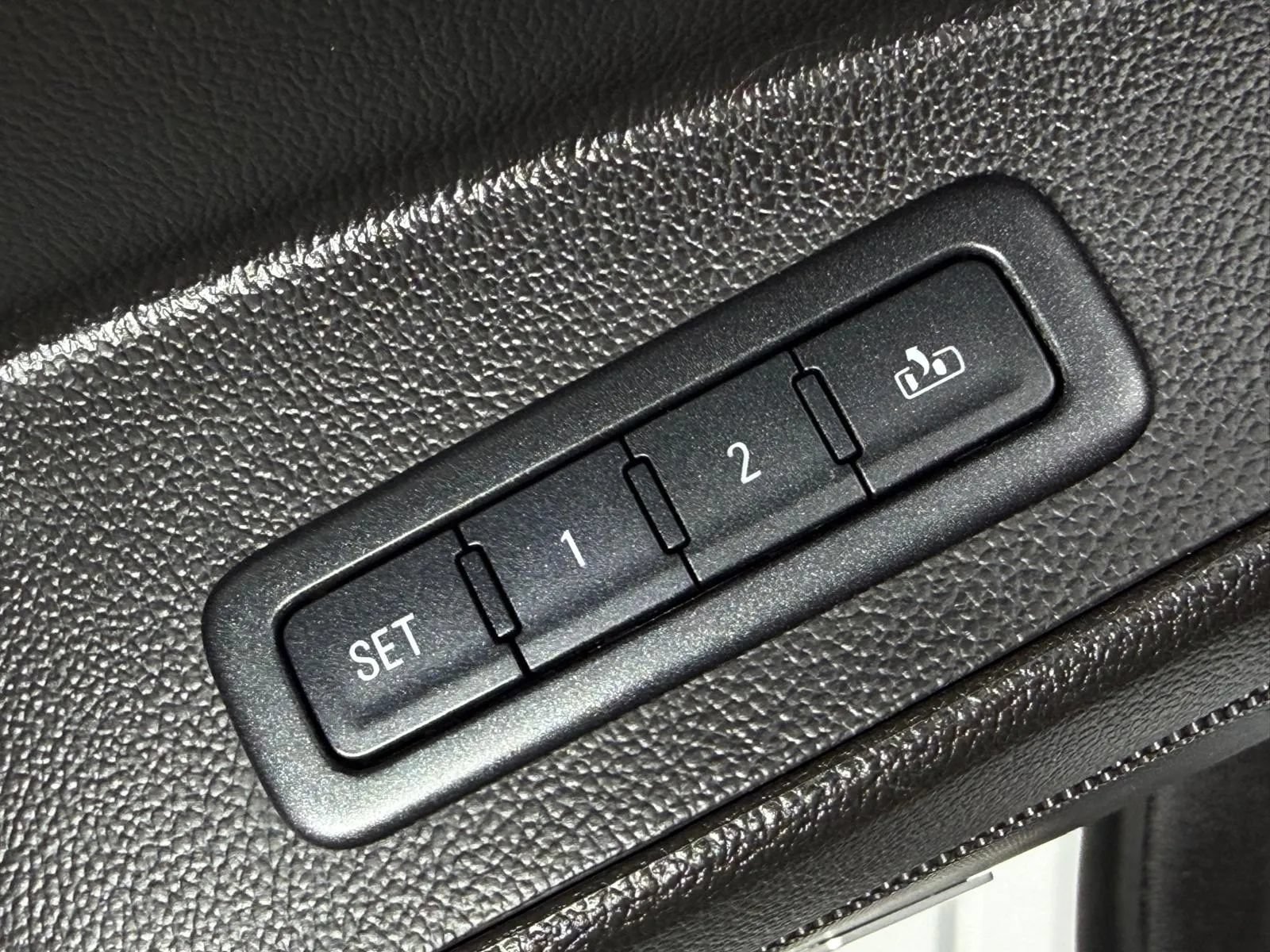 Used 2015 Chevrolet Suburban LT RWD image 31