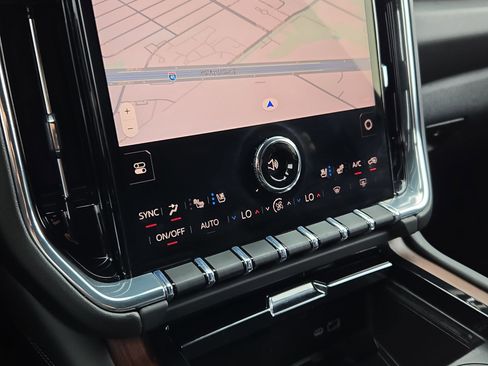 Used 2025 GMC Yukon XL Denali AWD/4WD image 26