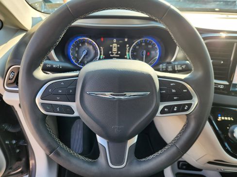 Used 2023 Chrysler Pacifica Touring-L image 9