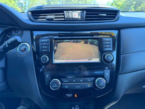 Used 2018 Nissan Rogue SV image 16
