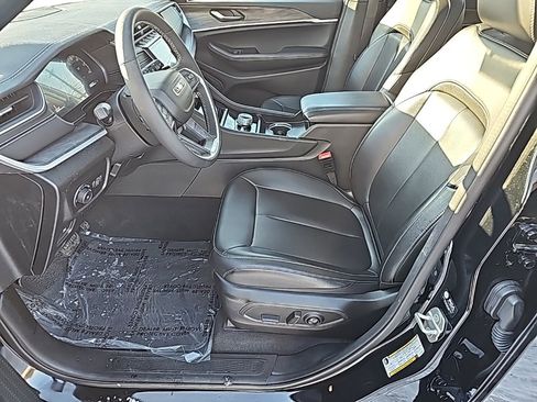 Certified 2024 Jeep Grand Cherokee Limited w/ Black Appearance Package image 14