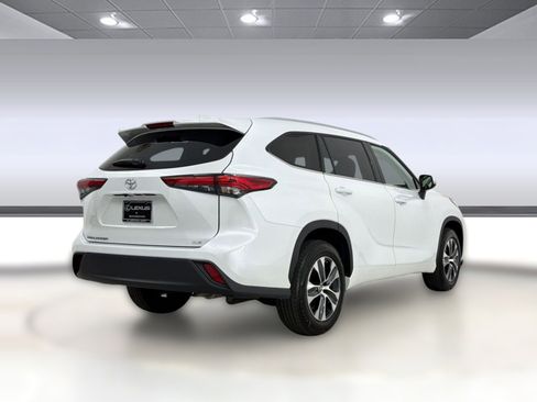 Used 2022 Toyota Highlander XLE FWD image 9