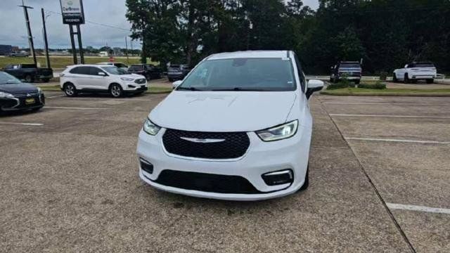 Used 2023 Chrysler Pacifica Touring-L FWD image 3
