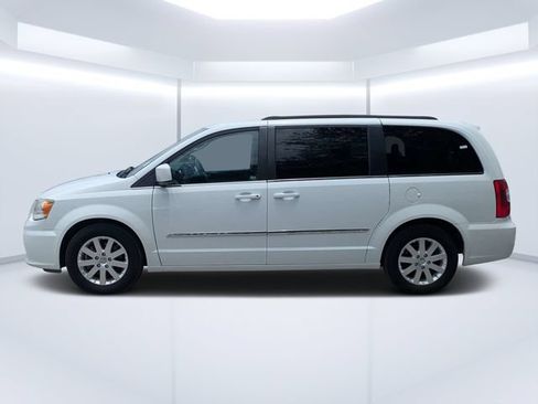 Used 2016 Chrysler Town & Country Touring FWD image 6