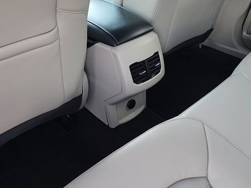 Used 2018 Ford Fusion SE w/ Fusion SE Technology Package FWD image 17