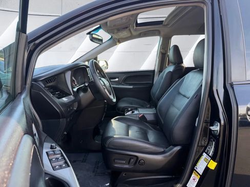 Used 2017 Toyota Sienna SE Premium image 9