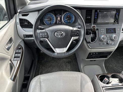 Used 2017 Toyota Sienna XLE Premium image 12
