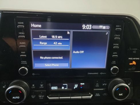 Used 2021 Toyota Highlander XLE FWD image 22