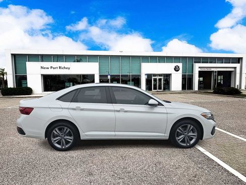 Used 2023 Volkswagen Jetta SE w/ Panoramic Sunroof Package image 9