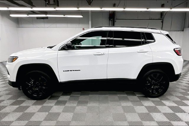 Used 2023 Jeep Compass Latitude w/ Sun and Sound Group AWD/4WD image 14