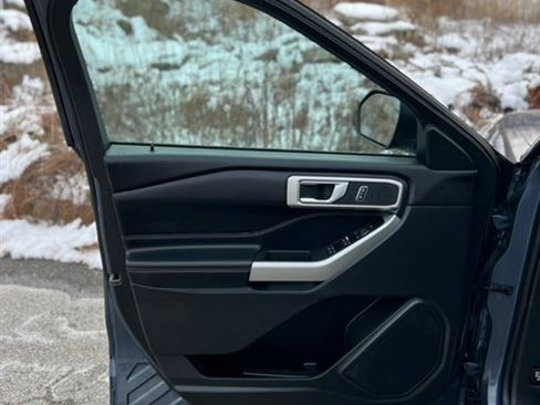 Used 2021 Ford Explorer XLT image 35