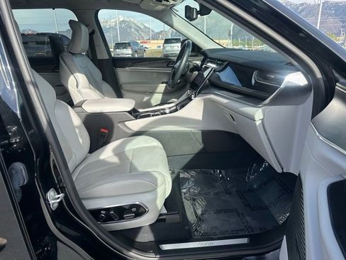 Used 2023 Jeep Grand Cherokee Overland w/ Advanced Protech Group III image 18