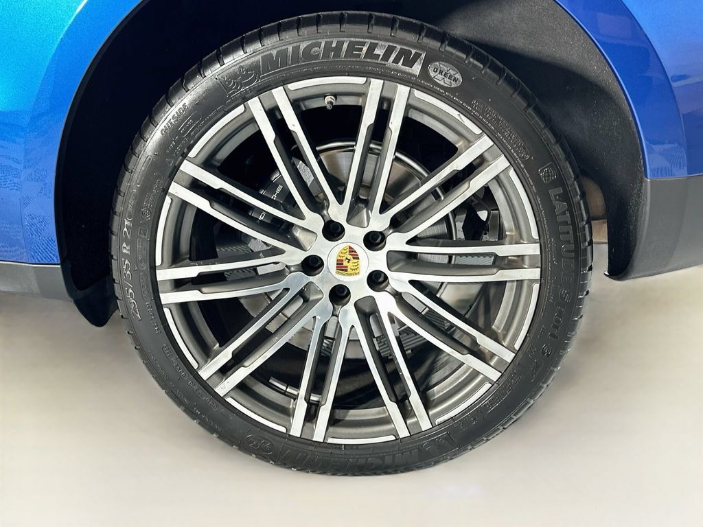 Used 2018 Porsche Macan AWD/4WD image 32