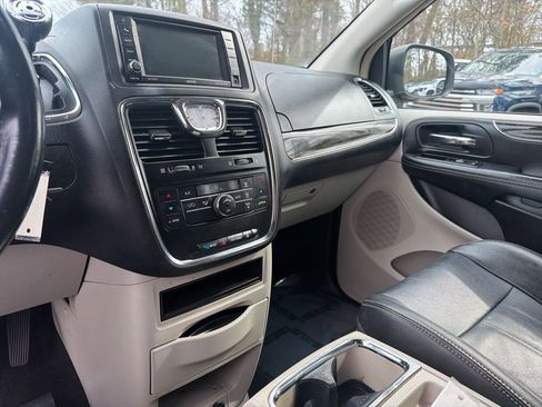 Used 2014 Chrysler Town & Country Touring image 16