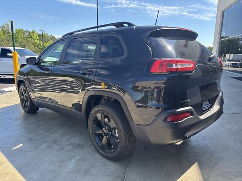 Used 2017 Jeep Cherokee High Altitude w/ Luxury Group FWD image 7