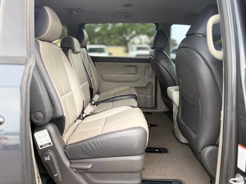 Used 2017 Kia Sedona LX w/ LX Essentials Premium Package FWD image 25