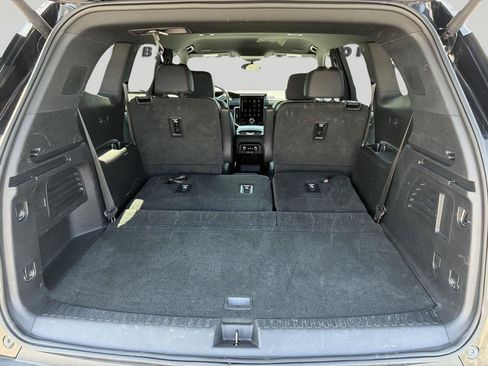 Used 2025 GMC Acadia Elevation w/ Elevation Premium Package AWD/4WD image 12