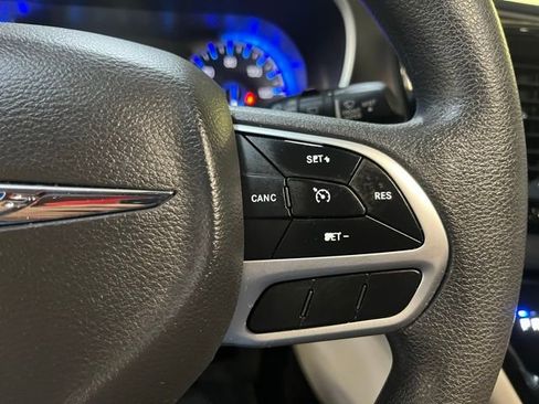 Used 2017 Chrysler Pacifica LX FWD image 19