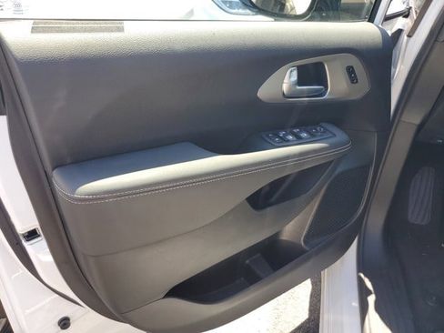 New 2024 Chrysler Pacifica Limited w/ S Appearance Package image 11