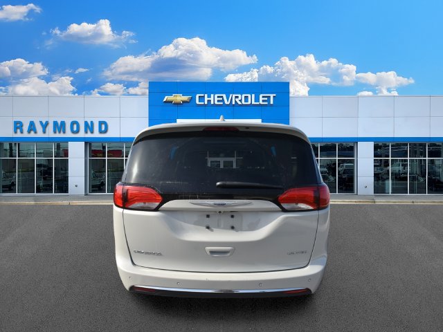 Used 2019 Chrysler Pacifica Limited w/ Tire & Wheel Group FWD image 4