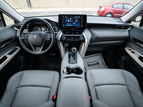 Used 2022 Toyota Venza XLE image 12
