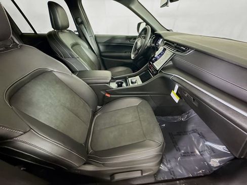 New 2025 Jeep Grand Cherokee Altitude image 28