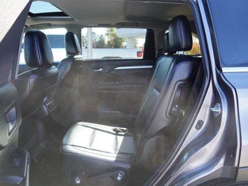Used 2018 Toyota Highlander XLE image 22
