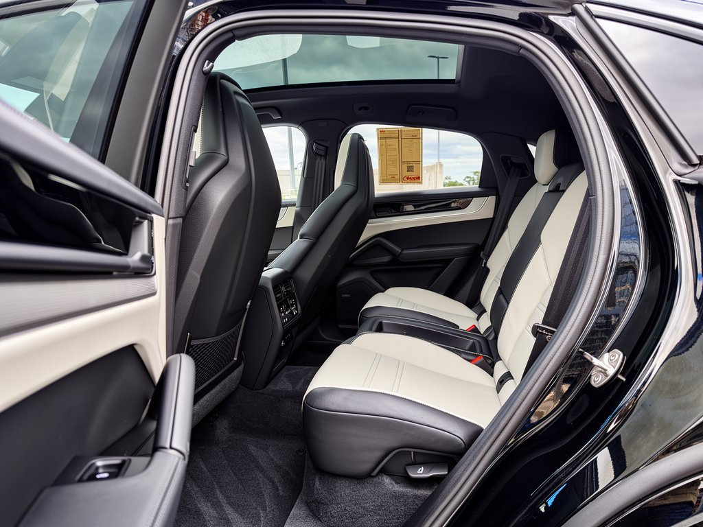 Certified 2026 Porsche Cayenne E-Hybrid Coupe AWD/4WD image 25