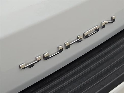 Used 2024 GMC Yukon SLT image 9