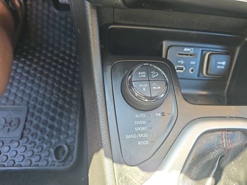 Used 2014 Jeep Cherokee Trailhawk w/ Comfort/Convenience Group AWD/4WD image 26
