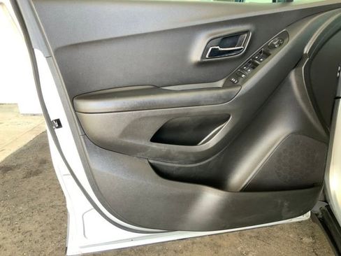 Used 2022 Chevrolet Trax LT w/ LT Convenience Package image 14