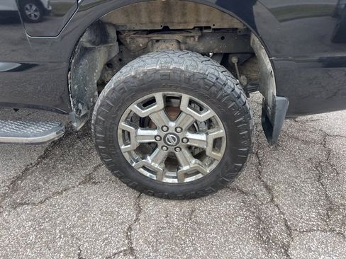 Used 2017 Nissan Titan SV image 5