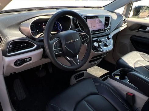 Used 2024 Chrysler Pacifica Limited FWD image 16