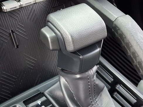 Used 2025 Toyota Tacoma SR5 AWD/4WD image 14