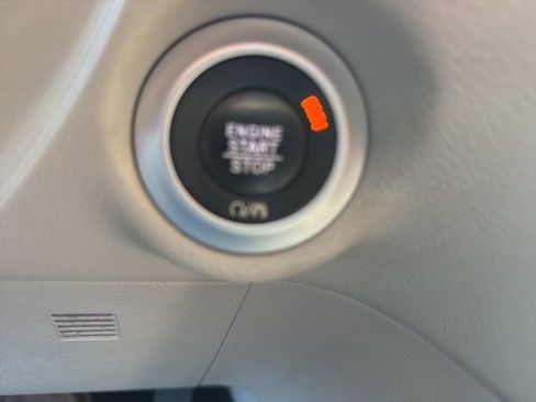 Used 2019 Chrysler Pacifica Touring-L FWD image 26
