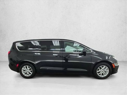 Used 2023 Chrysler Pacifica Touring-L FWD image 4
