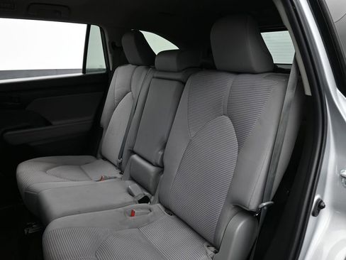Used 2022 Toyota Highlander L image 29