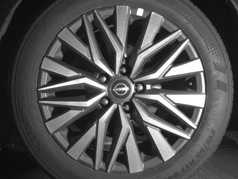 Used 2025 Nissan Altima 2.5 SV FWD image 14