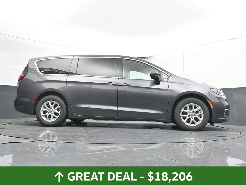 Used 2023 Chrysler Pacifica Touring-L FWD image 43