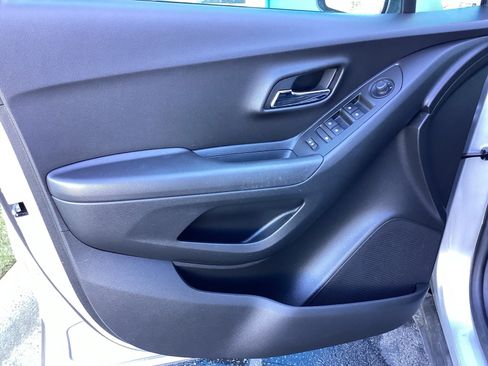 Used 2020 Chevrolet Trax LT w/ LT Convenience Package image 20