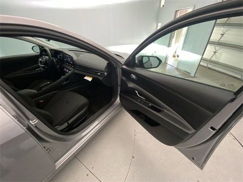 Used 2025 Hyundai Elantra SE w/ Cargo Package image 23
