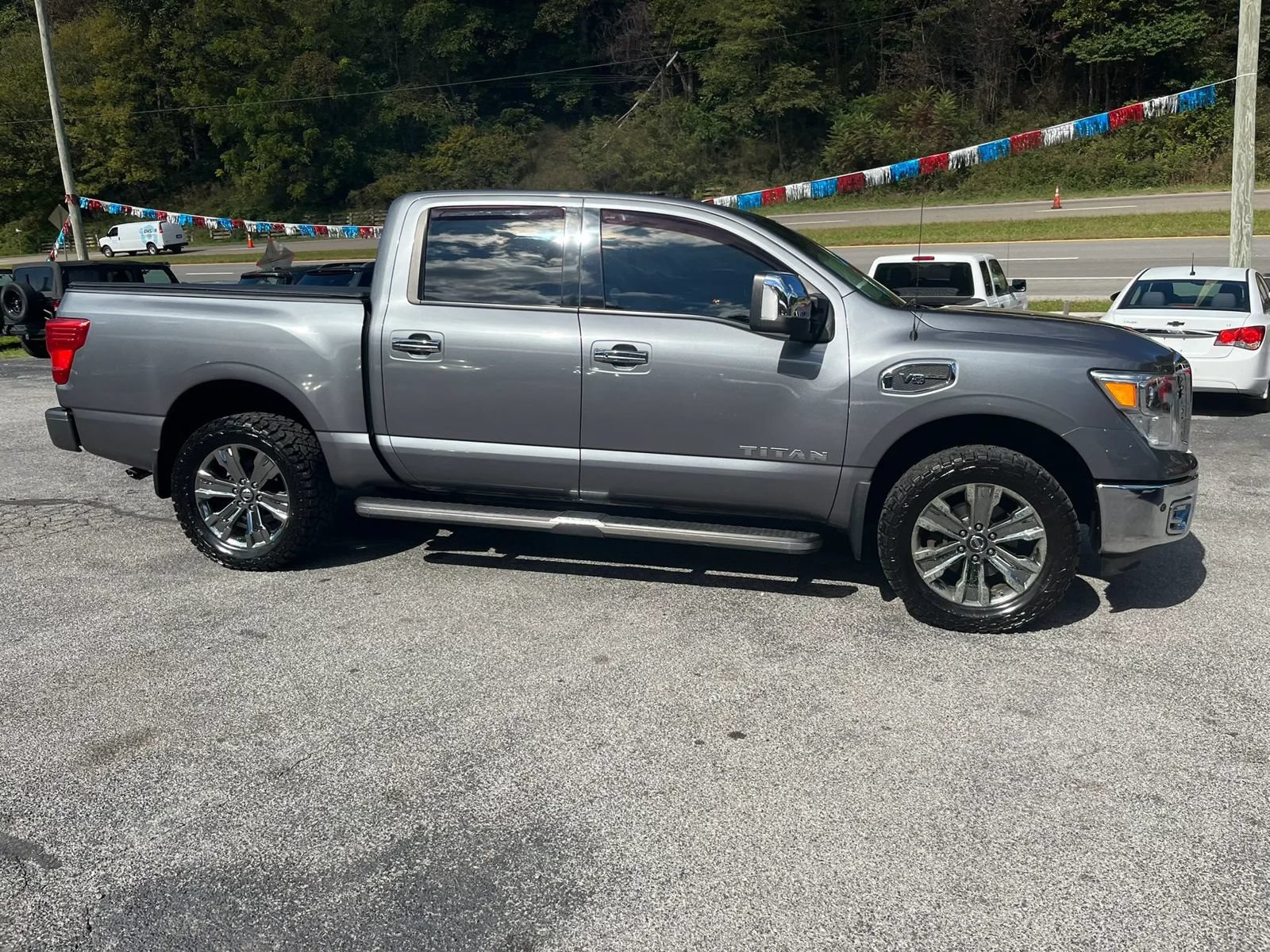 Used 2017 Nissan Titan SL w/ Chrome Package AWD/4WD image 4
