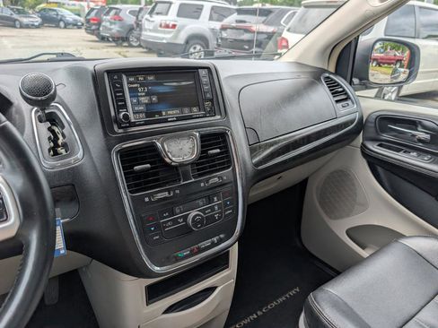 Used 2015 Chrysler Town & Country Touring FWD image 21
