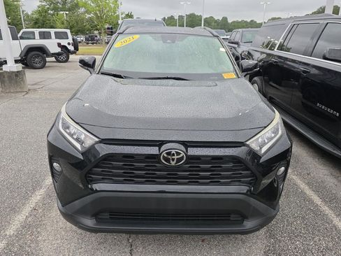 Used 2021 Toyota RAV4 XLE w/ Convenience Package FWD image 2
