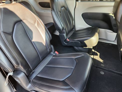Used 2023 Chrysler Pacifica Touring-L image 16