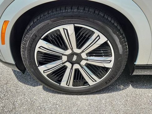 Certified 2025 Cadillac Escalade IQ Luxury 2 AWD/4WD image 8