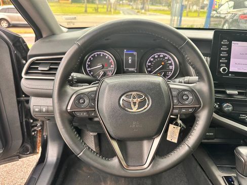 Used 2022 Toyota Camry SE image 11
