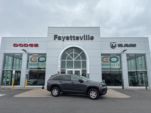 Used 2023 Jeep Grand Cherokee Laredo AWD/4WD image 4